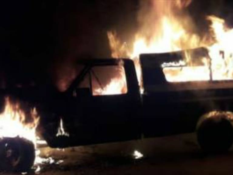 Incendia intencionalmente una camioneta en Jardines de San José
