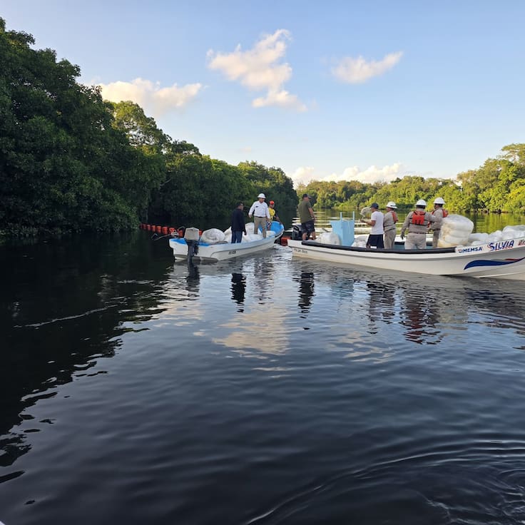 Pemex confirma contaminación en el Río Seco por fuga de hidrocarburo tras explosión en la Refinería Dos Bocas