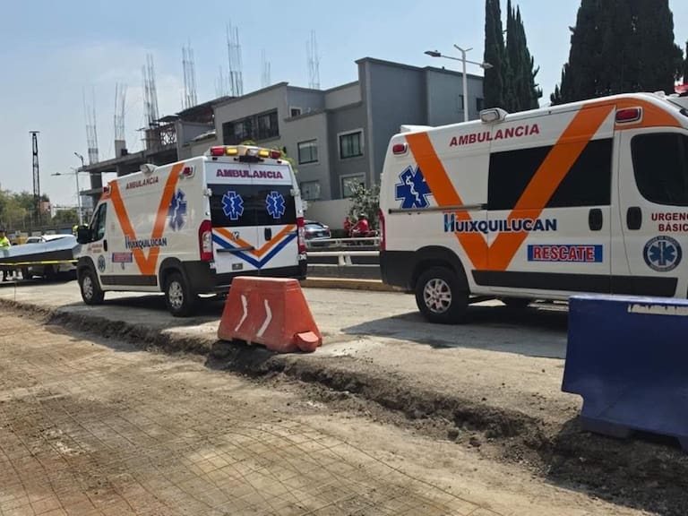 Una mujer perdió la vida cuando transitaba en su vehículo por Paseo Interlomas, debido a la caída de una estructura.