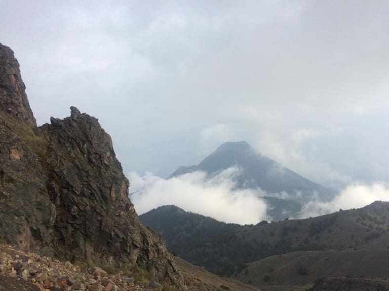 Volcán de Colima presenta exhalación constante de vapor de agua