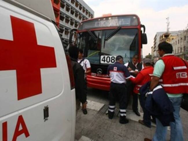 Trasladan a tres personas al hospital por choque de Metrobús