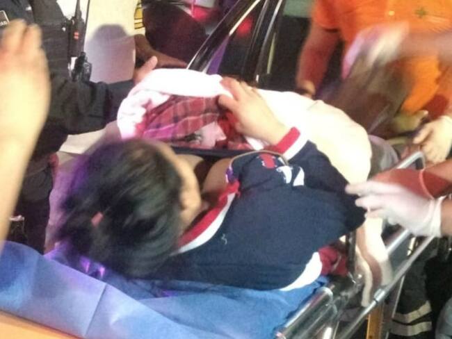 Mujer da a luz en manos de elementos de seguridad