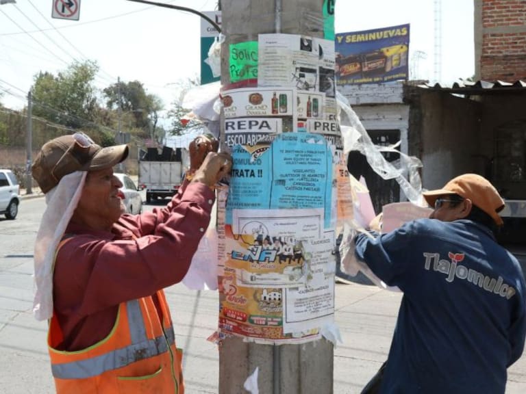 Tlajomulco remueve carteles en postes