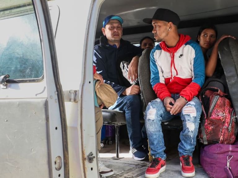 Solicitantes de asilo suben a una camioneta para ser trasladados a un albergue en Tijuana, México.(Robert Gauthier/Los Angeles Times vía Getty Images)