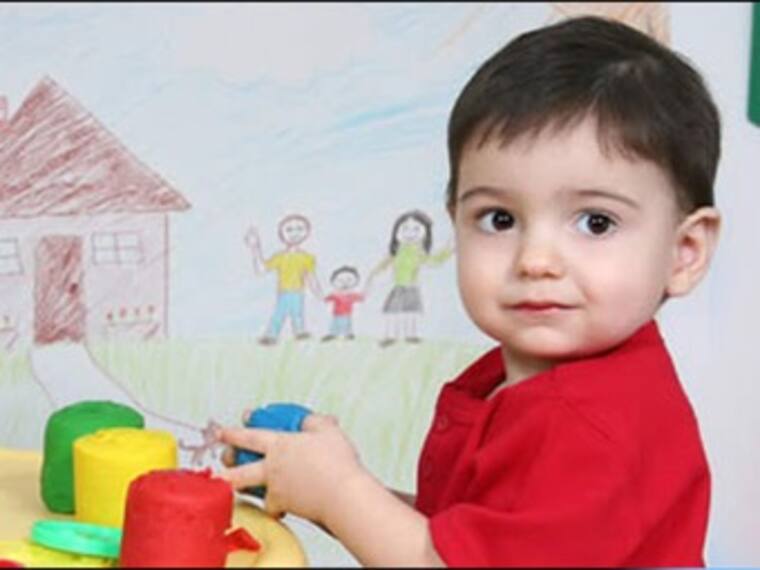 ¿Cuál término es correcto desde un enfoque de los derechos humanos, infancia o niñez?