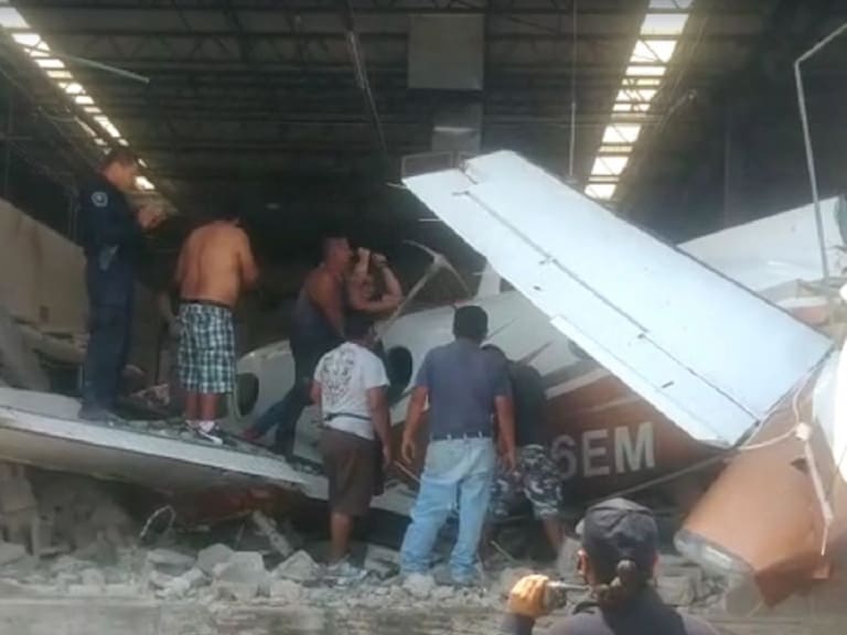 Cae avioneta en tienda de autoservicio en Temixco, Morelos | VIDEO