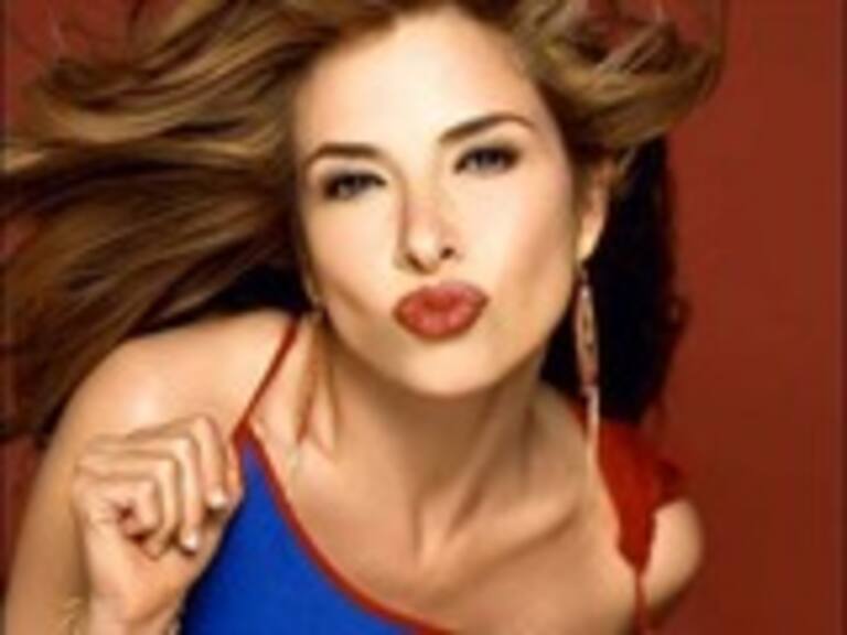 Lleva Gloria Trevi regalos a las presas del Cereso en Chihuahua