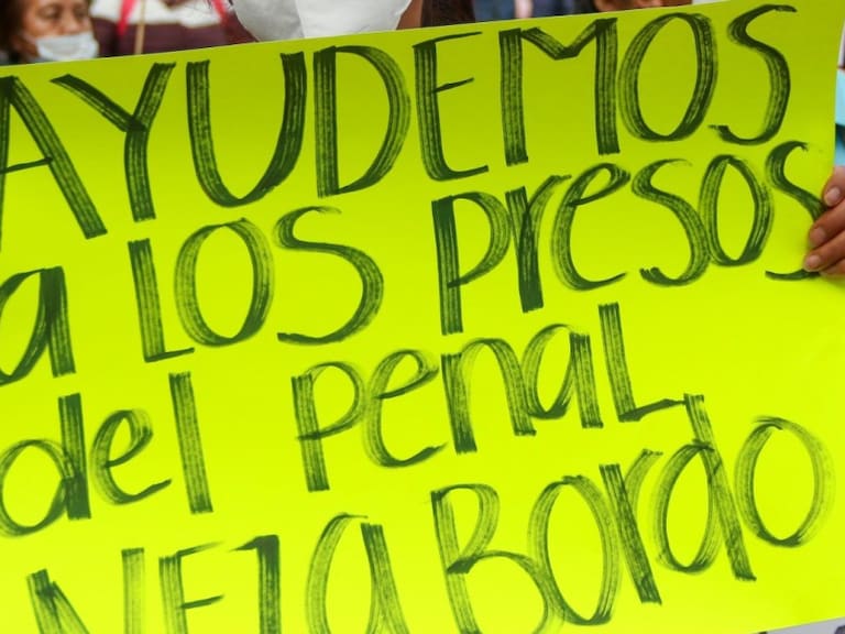Marchan familiares de internos del penal Neza-Bordo sobre Reforma