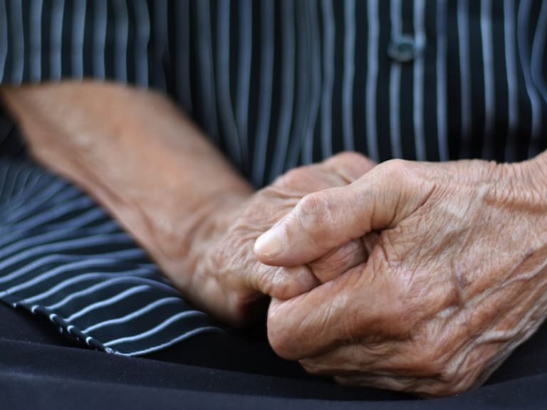 La Pensión del Bienestar beneficia a adultos mayores de 65 años.