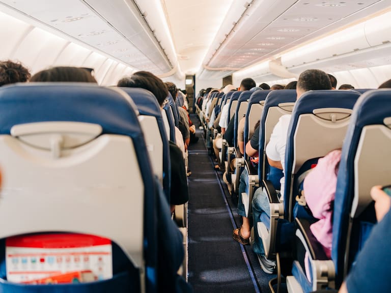 Proponen sanciones millonarias a aerolíneas por sobreventa de vuelos en México