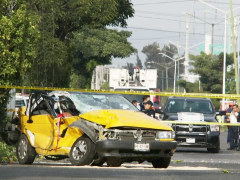 Choque entre patrulla de Guadalajara y taxi deja un muerto