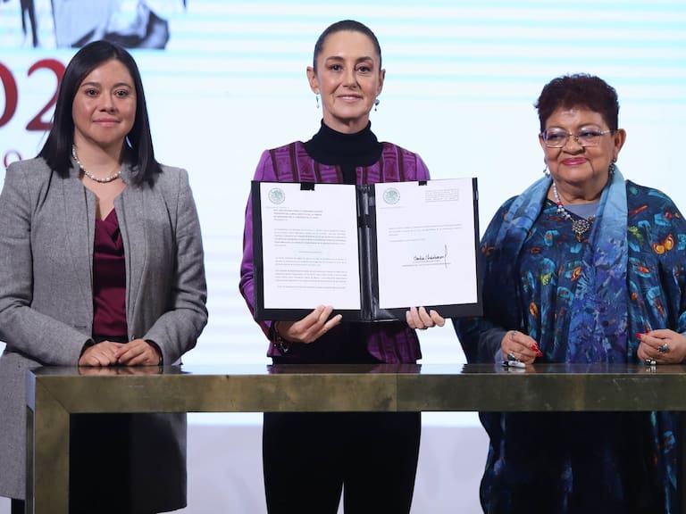 Claudia Sheinbaum, presidenta de México, acompañada de la consejera jurídica de la presidencia, Ernestina Godoy y de Noemí Juárez, subsecretaria de Educación Básica, firmó la iniciativa enviada al Congreso para reformar el artículo 40 constitucional.