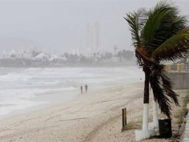 Pierde fuerza 'Dora' frente a costas de BCS