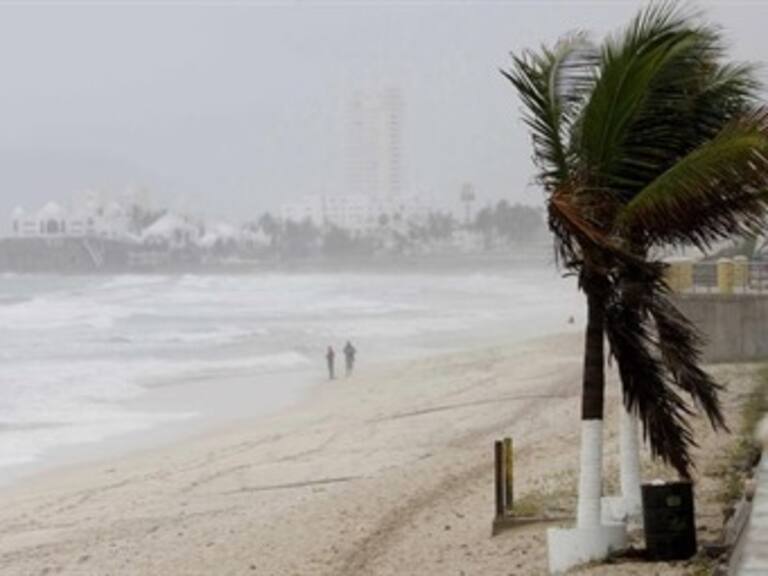 Pierde fuerza 'Dora' frente a costas de BCS