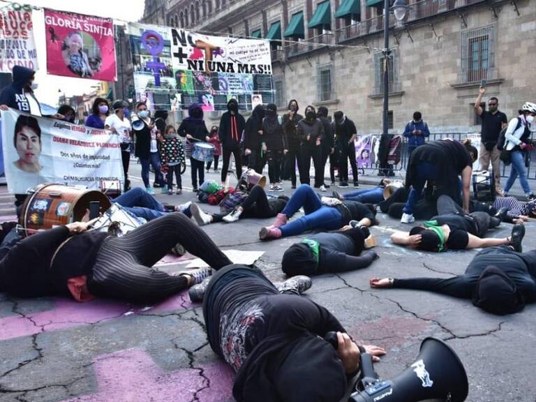 Protestan por feminicidios en Palacio Nacional