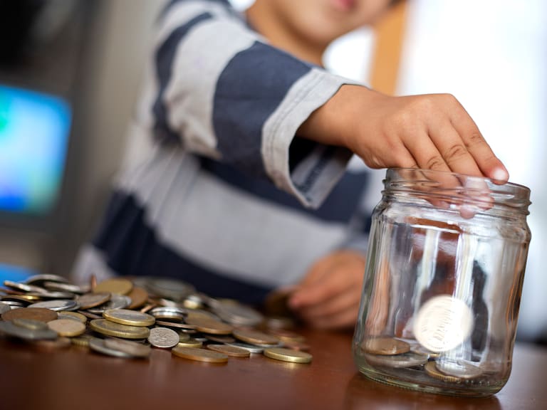 La Beca Rita Cetina entrega mil 900 pesos bimestrales, más 700 pesos extras por cada hijo en nivel secundaria.