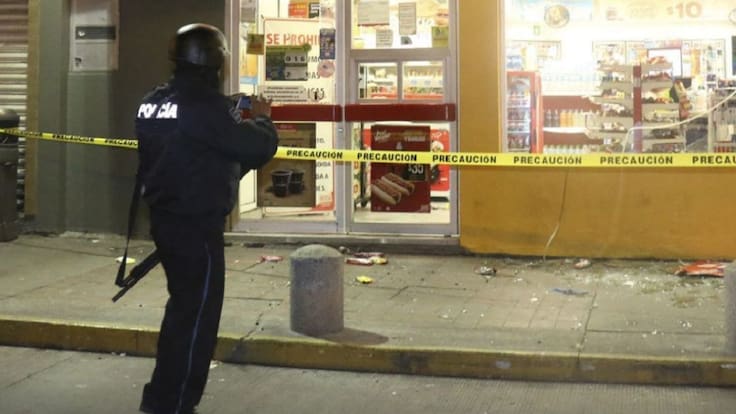 Mueren dos asaltantes tras robo a tienda de conveniencia