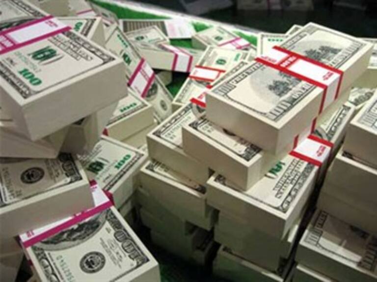 Ofrecen dólar en $12.85 en promedio en el AICM