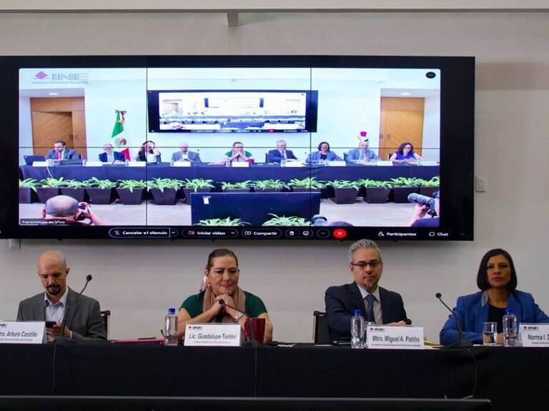 AMLO anuncia posible reunión con consejeros del INE