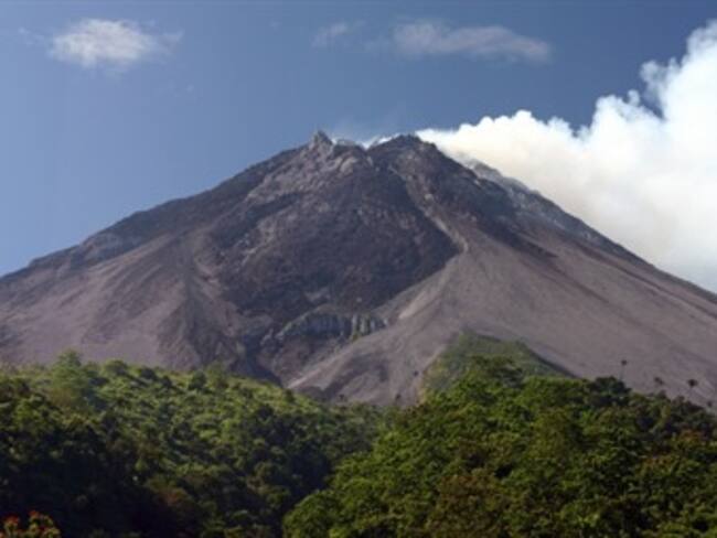 Entra en erupción el volcán indonesio 'Monte Merapi'