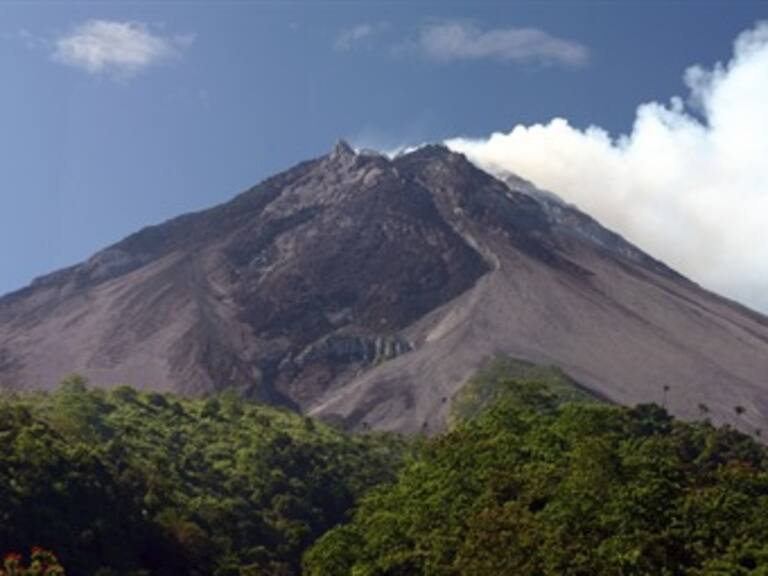 Entra en erupción el volcán indonesio 'Monte Merapi'