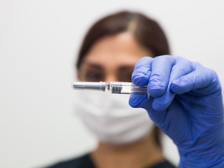 Oxford y AztraZeneca anuncian 90% de efectividad en su vacuna
