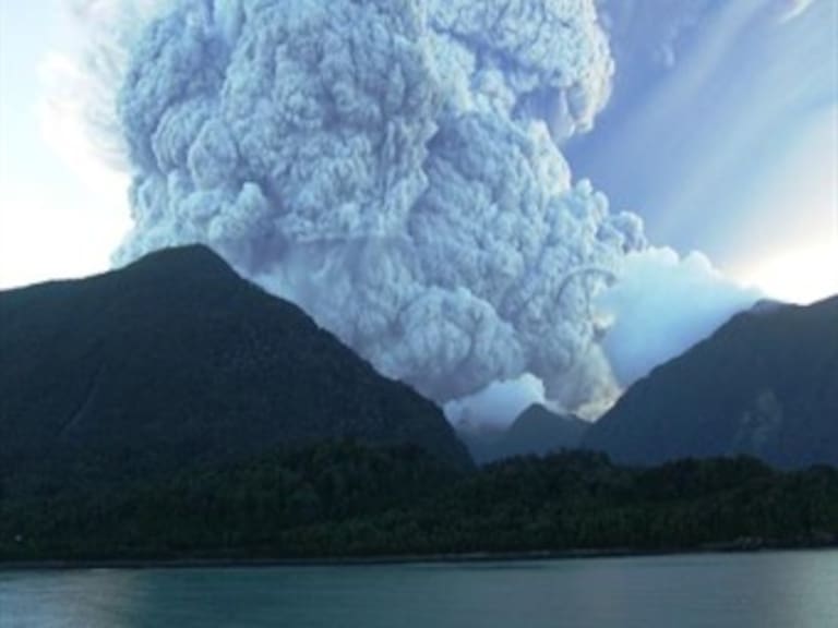 Reportan nueva erupción del volcán Chaitén en Chile