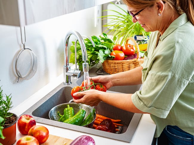 ¿Sabes qué alimentos de los que consumes tienen más pesticidas?