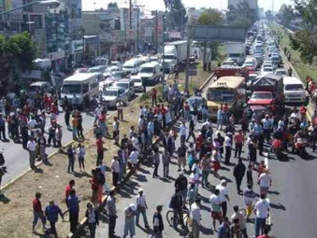 Bloquean trabajadores de CENDI la Avenida Rojo Gómez