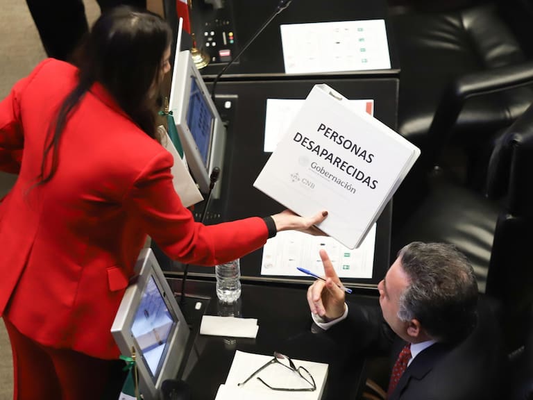 La senadora Paloma Sánchez Ramos le entregó al senador Enrique Inzunza unas carpetas con títulos de problemáticas que se viven en el estado de Sinaloa.