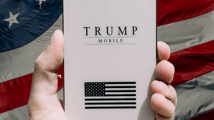 Donald Trump presenta su ‘celular dorado’ junto a su telefonía móvil ‘Trump Mobile’
