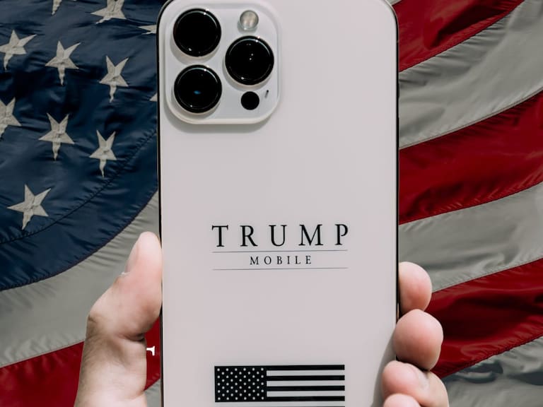 Donald Trump presenta su celular y telefonía móvil