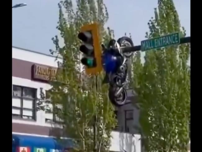 Brutal choque en Vancouver deja una motocicleta suspendida en un semáforo | VIDEO