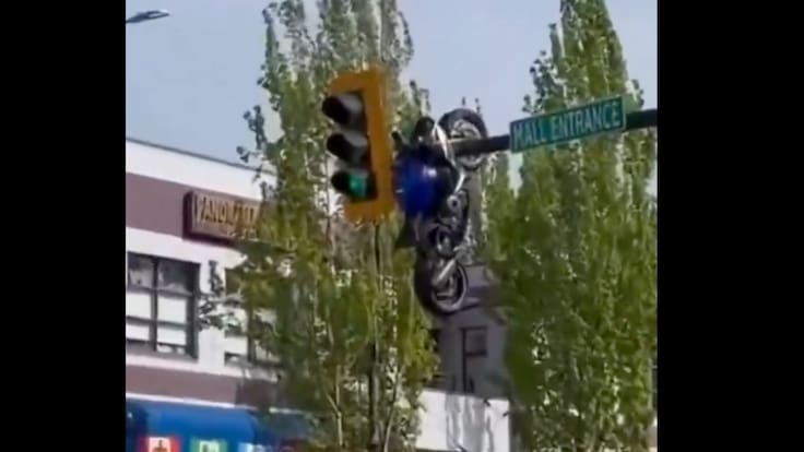 Brutal choque en Vancouver deja una motocicleta suspendida en un semáforo | VIDEO
