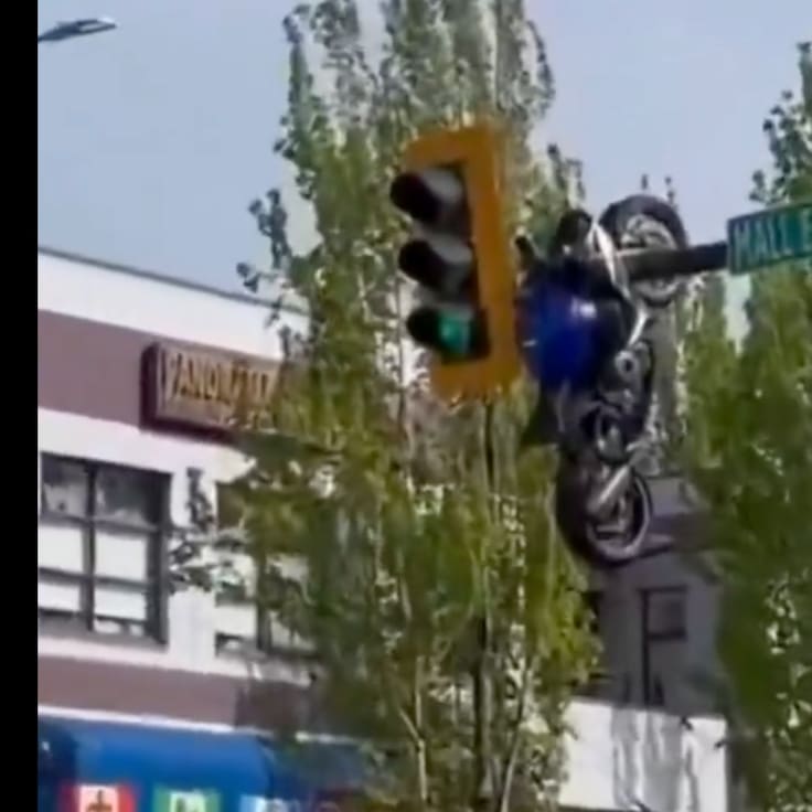 Brutal choque en Vancouver deja una motocicleta suspendida en un semáforo | VIDEO