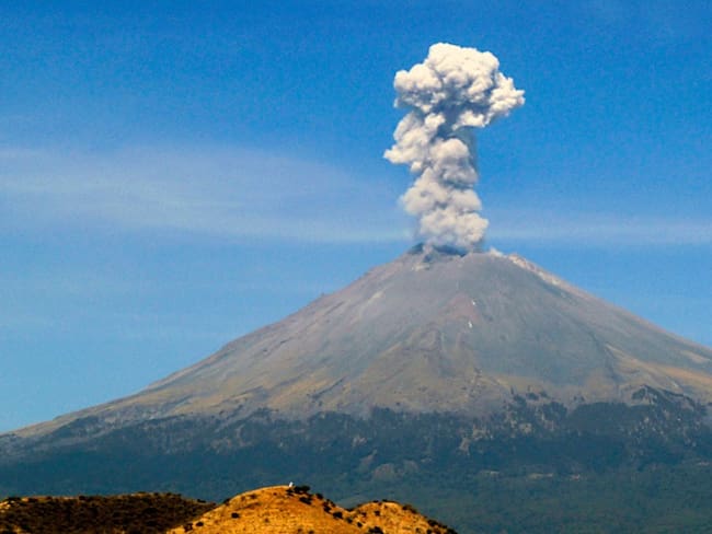 VIDEOS | Popocatépetl presenta 2 grandes explosiones; Hay semáforo amarillo