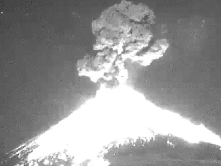 Ni el frío puede con el Popocatépetl; registró fuerte explosión