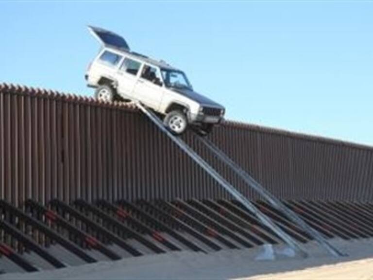 Fracasa intento de &#039;brincar&#039; muro fronterizo con todo y camioneta