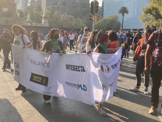 Activistas protestan en contra de la Guardia Nacional en el Metro de CDMX