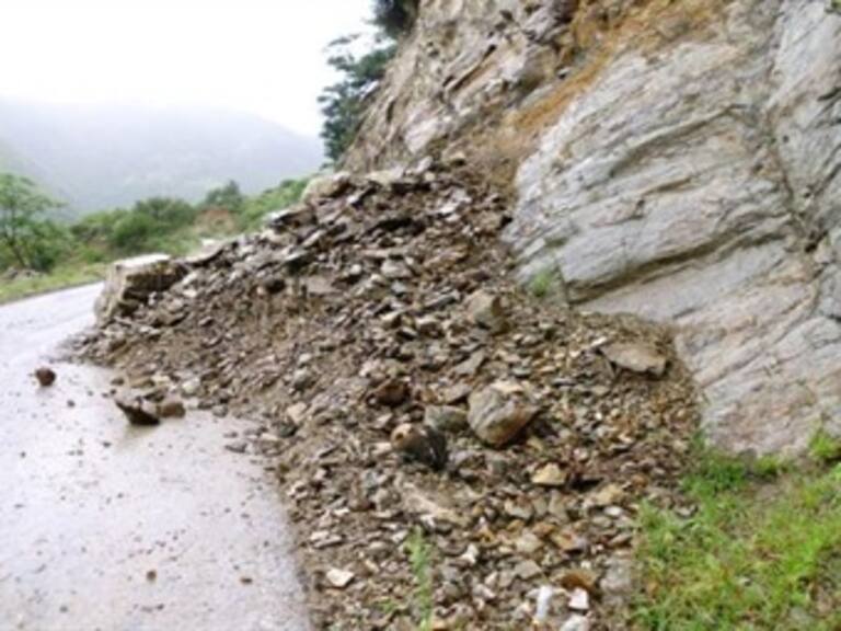 Provoca 'Barry' deslave en carretera poblana