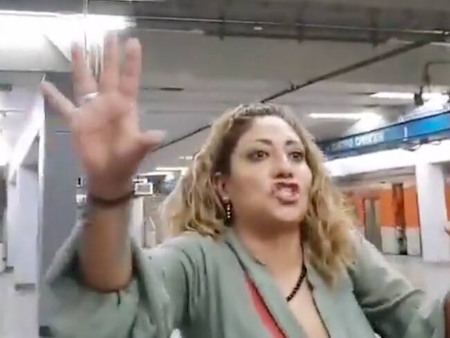 Suspenden a trabajadora del Metro CDMX tras aparecer en aparente estado de ebriedad en la L2 | VIDEO