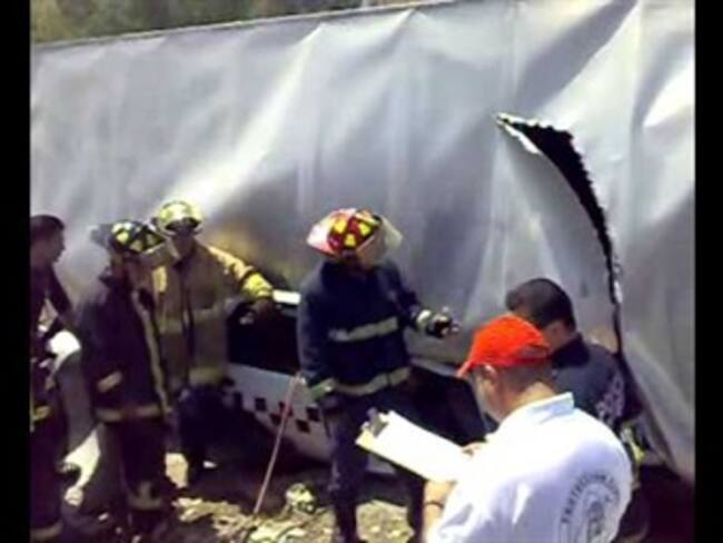 Mueren 18 personas calcinadas por volcadura en Querétaro