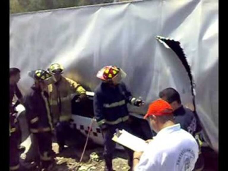 Mueren 18 personas calcinadas por volcadura en Querétaro