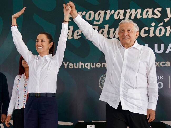 AMLO contento de entregar banda presidencial a Sheinbaum