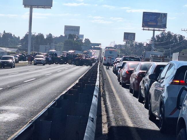 Personas varadas por bloqueo de más de 23 horas en la carretera Morelia-Zinapécuaro no han recibido ayuda de autoridades