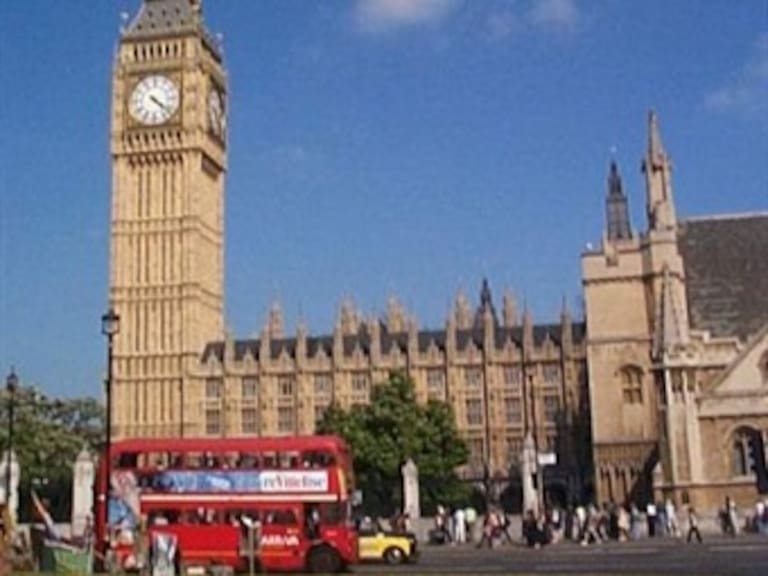 Gran Bretaña reconoce a rebeldes libios