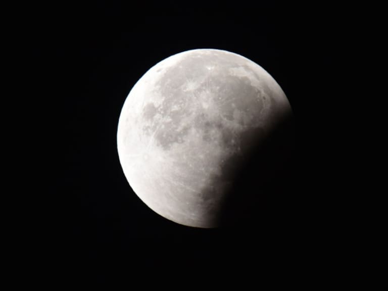 Sigue el eclipse lunar con luna de sangre más largo del siglo, en directo