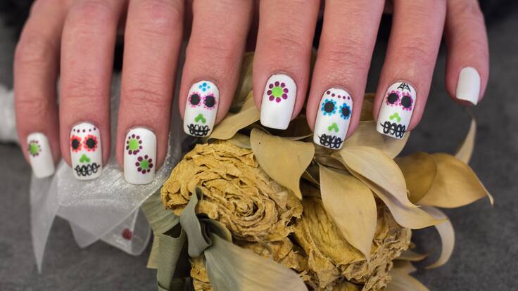 Uñas de Día de Muertos: diseños para llevar la tradición mexicana en las manos este 2026