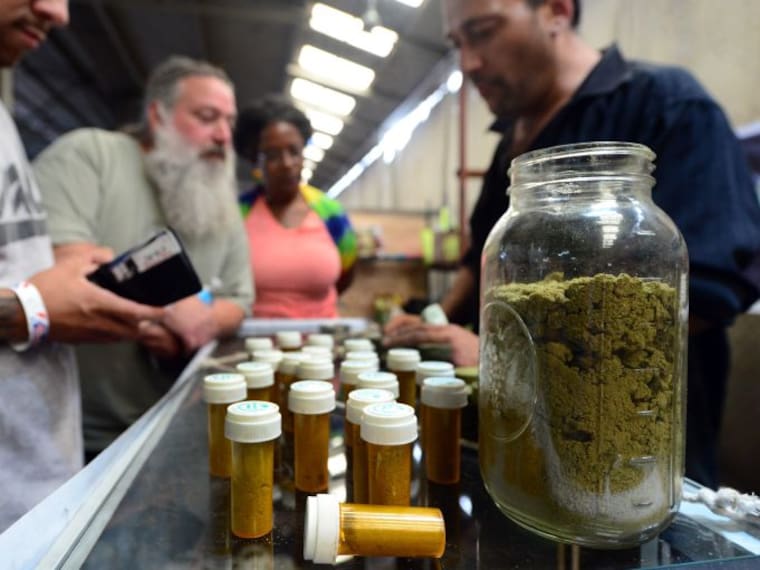 #AsíSopitas: País latinoamericano venderá marihuana en sus farmacias