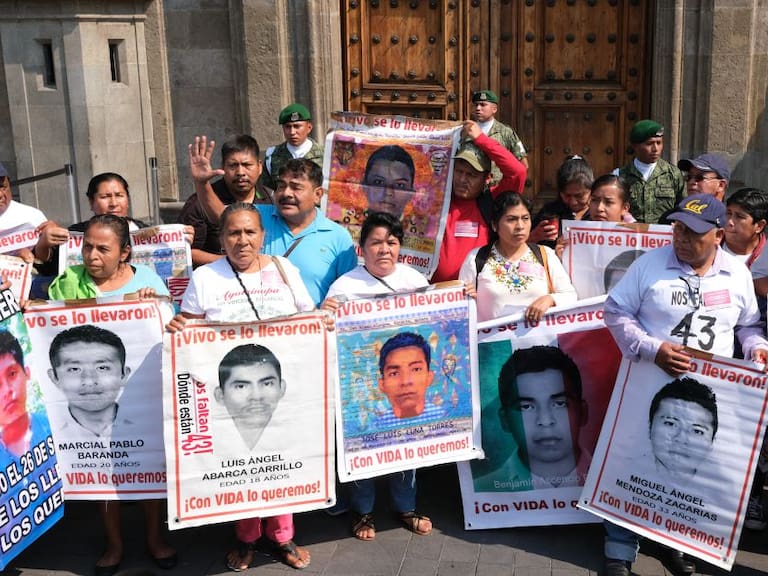 Piden consignar a exfuncionarios y policías federales por caso Iguala